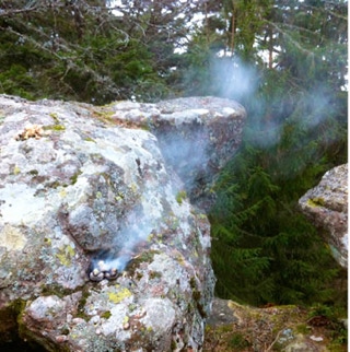 Räucherwerk an historischem Felsen im Wald