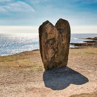 Menhir am Meeresufer