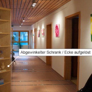 Blick in den zentralen Flur der Arztpraxis