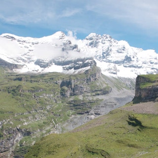 Blick auf schneebedeckte Berge