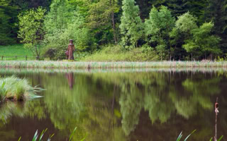 Teich mit Satatue von Frau Holle am Ufer