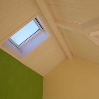 Blick auf ein zentrales Dachfenster am First