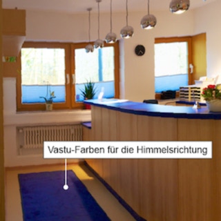 Blick zum Empfang der Arztpraxis