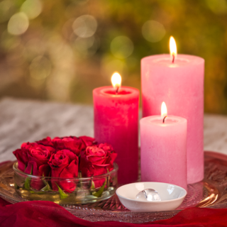 Kerzen mit Vastu-Kristallen