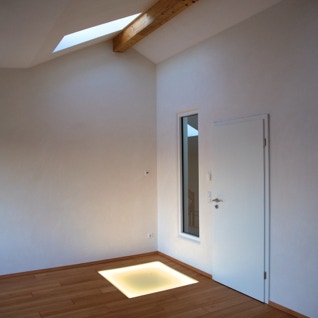 Blick ins Zentrum des Vastu-Neubaus im Obergeschoss mit begehbarem Oberlicht im Fussboden